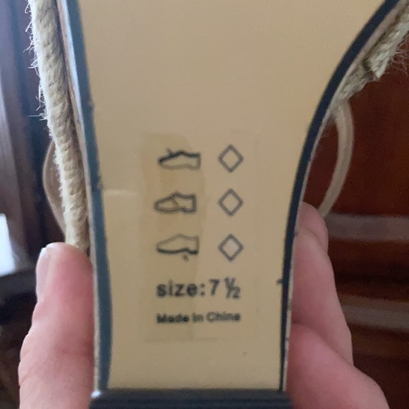 NWOT never worn 4 1/2” flower platform shoes 7 1/2 - Picture 5 of 5